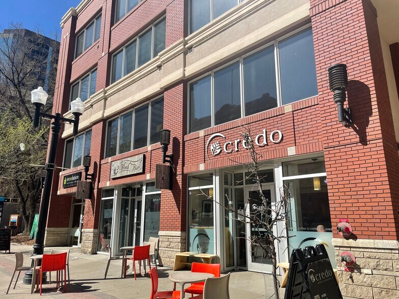 10134-10142 104 St NW, Edmonton, AB à louer - Photo de l’immeuble – Image 3 sur 16