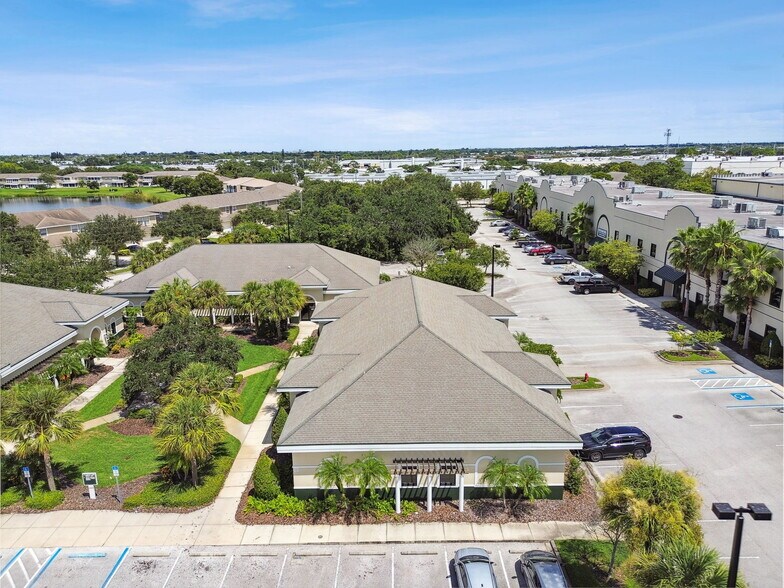8258 118th Ave N, Largo, FL à vendre - Photo de l’immeuble – Image 3 sur 29