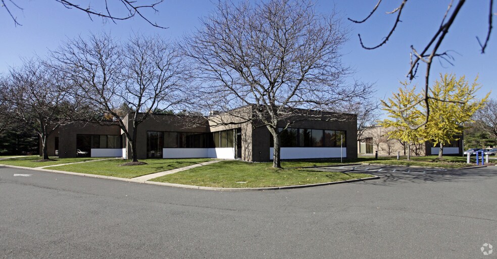 7 Centre Dr, Monroe Township, NJ à louer - Photo principale – Image 1 sur 5