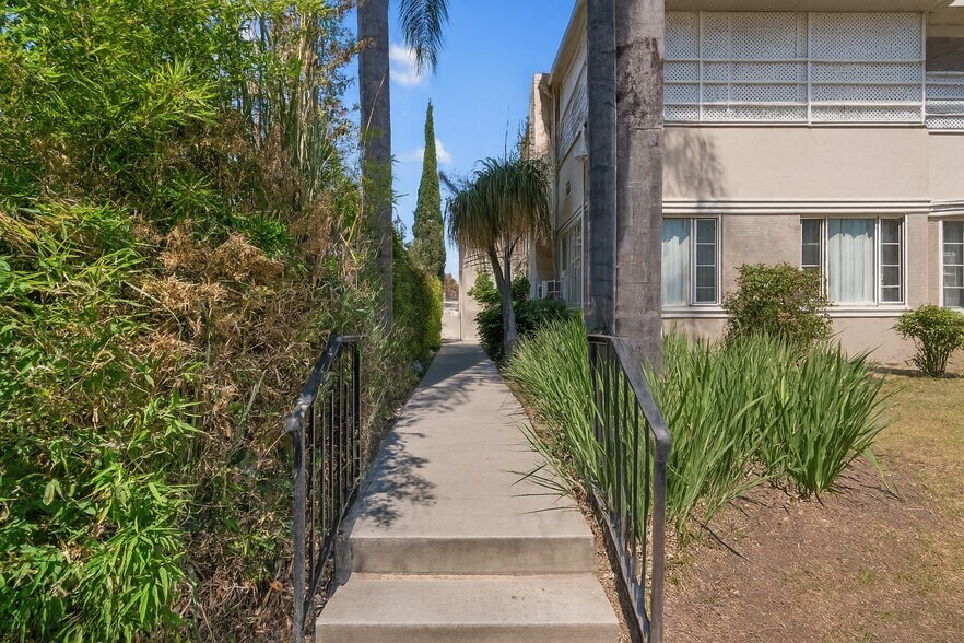 461 N Vista St, Los Angeles, CA à vendre - Photo de l’immeuble – Image 3 sur 9