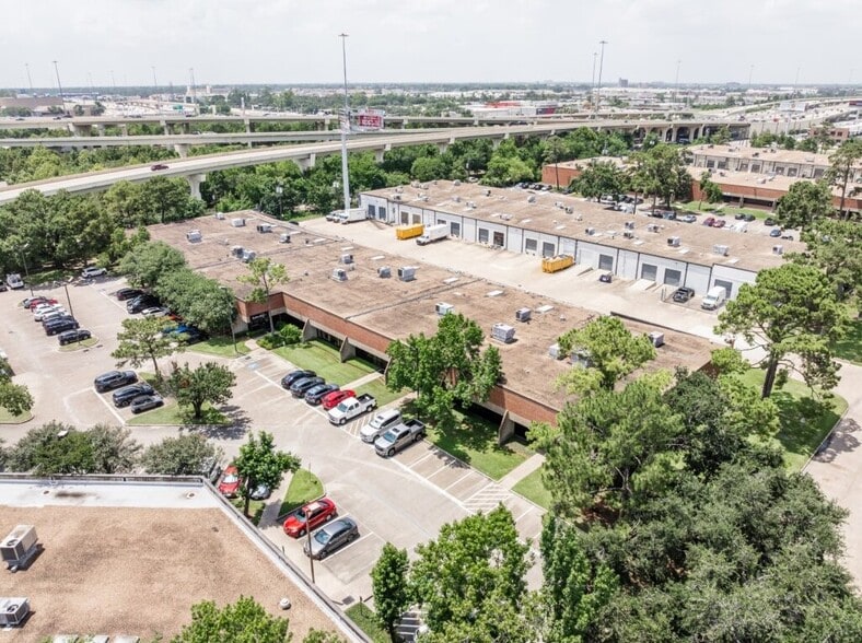 6925 Portwest Dr, Houston, TX à louer - Photo de l’immeuble – Image 1 sur 12