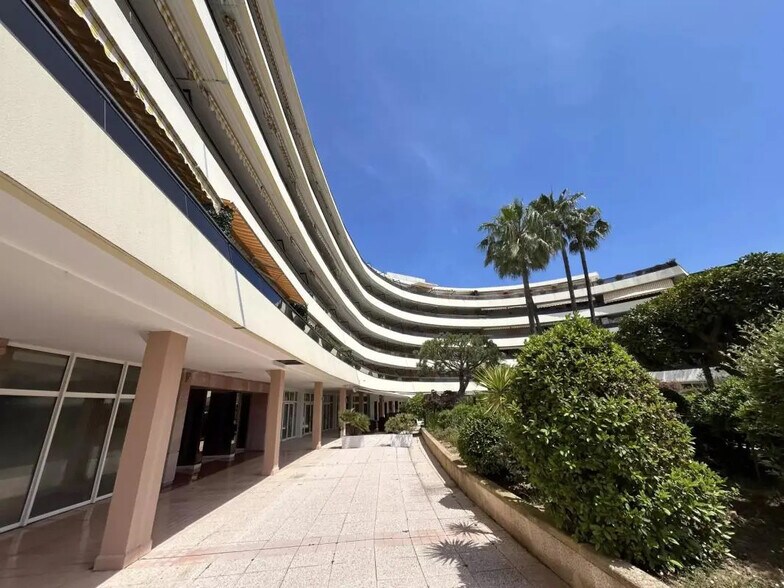 Local commercial dans Saint-Laurent-du-Var à vendre - Photo de l’immeuble – Image 3 sur 13