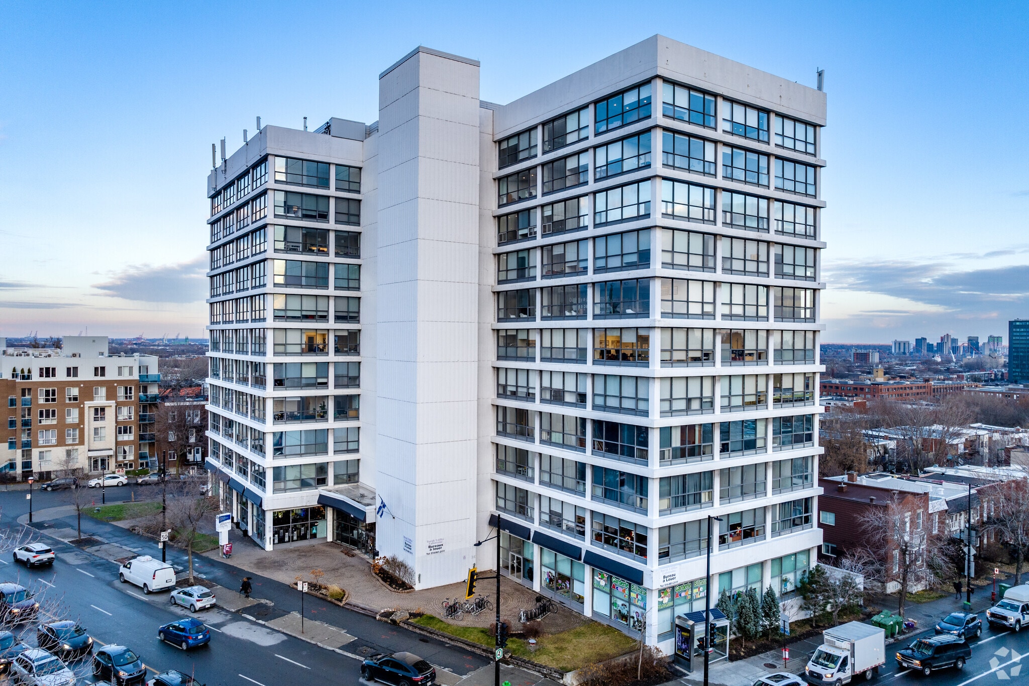 2120 Rue Sherbrooke E, Montréal, QC à louer Photo principale– Image 1 sur 5