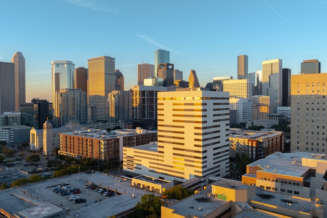 Plus de détails pour 1315 St Joseph Pky, Houston, TX - Bureau aux enchères