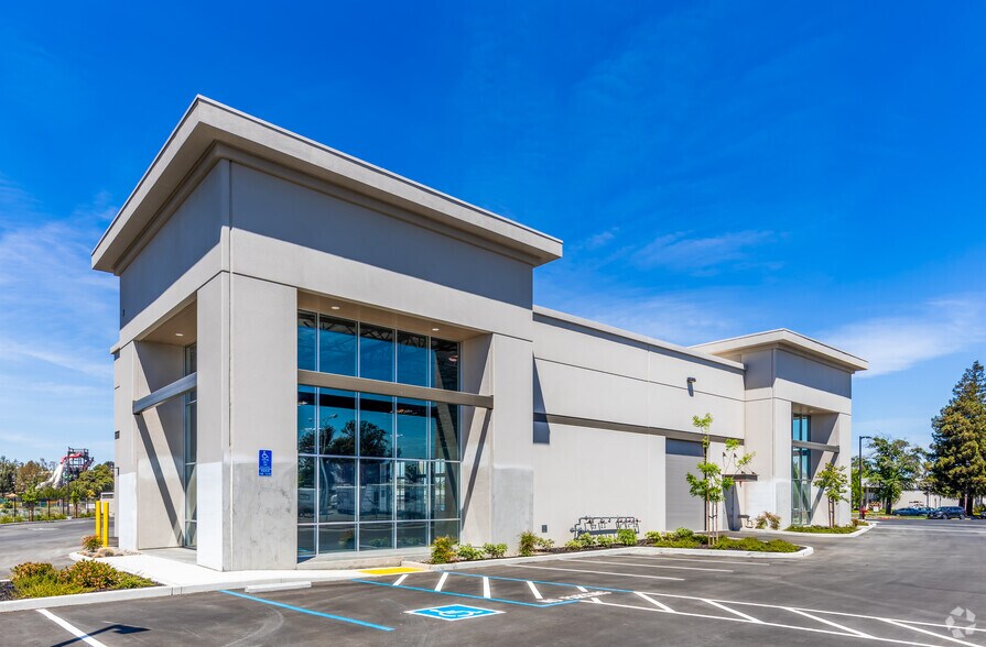 2040 Commerce Ave, Concord, CA à louer - Photo de l’immeuble – Image 3 sur 4