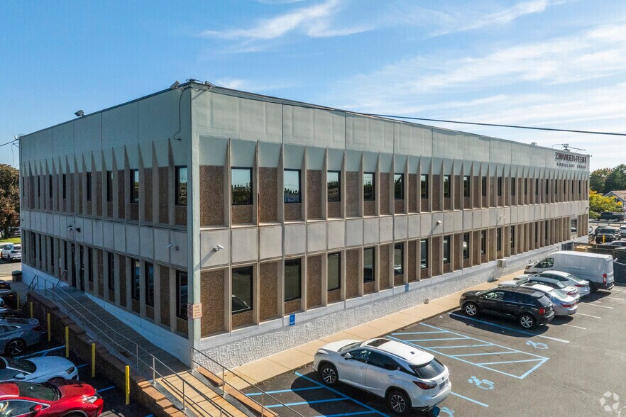 150 E Sunrise Hwy, Lindenhurst, NY à louer - Photo de l’immeuble – Image 3 sur 9