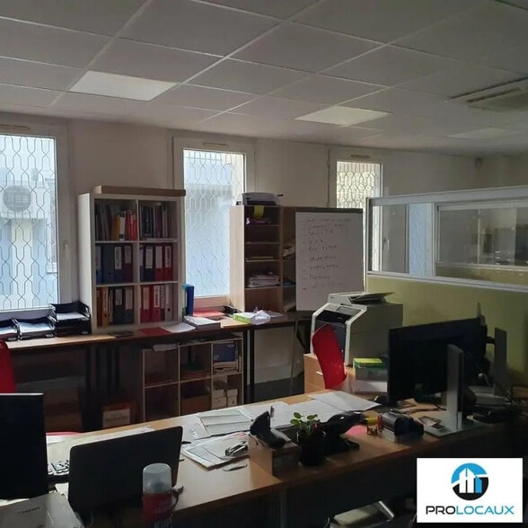 Local d'activités dans SAINT EGREVE à vendre - Photo intérieure – Image 1 sur 6