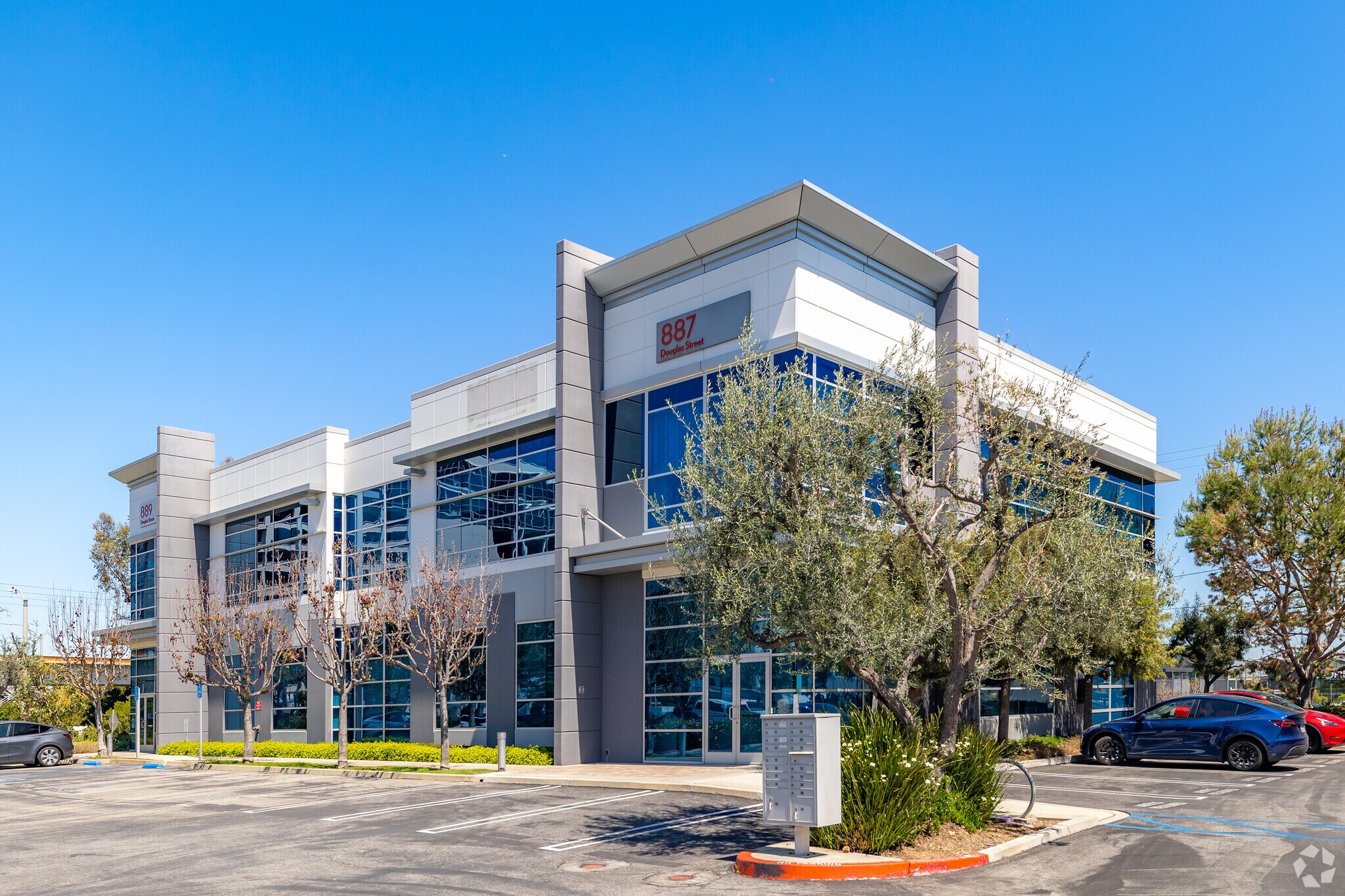 887-889 N Douglas St, El Segundo, CA à louer Photo principale– Image 1 sur 35