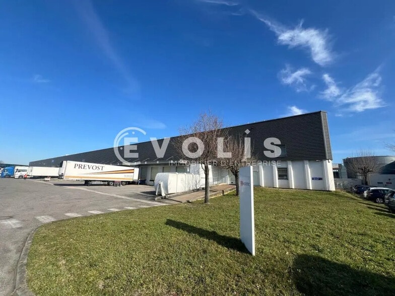 Bureau dans Vénissieux à louer - Photo de l’immeuble – Image 1 sur 5