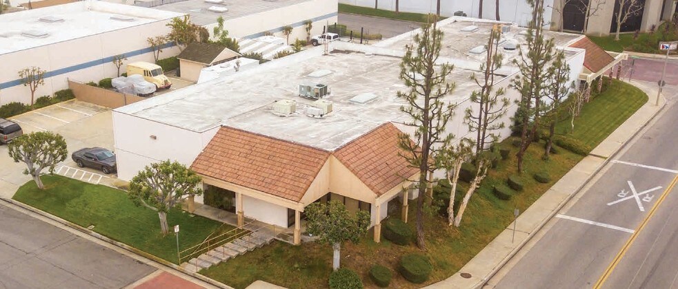 400 Commercial Way, La Habra, CA à vendre - Photo de l’immeuble – Image 2 sur 10