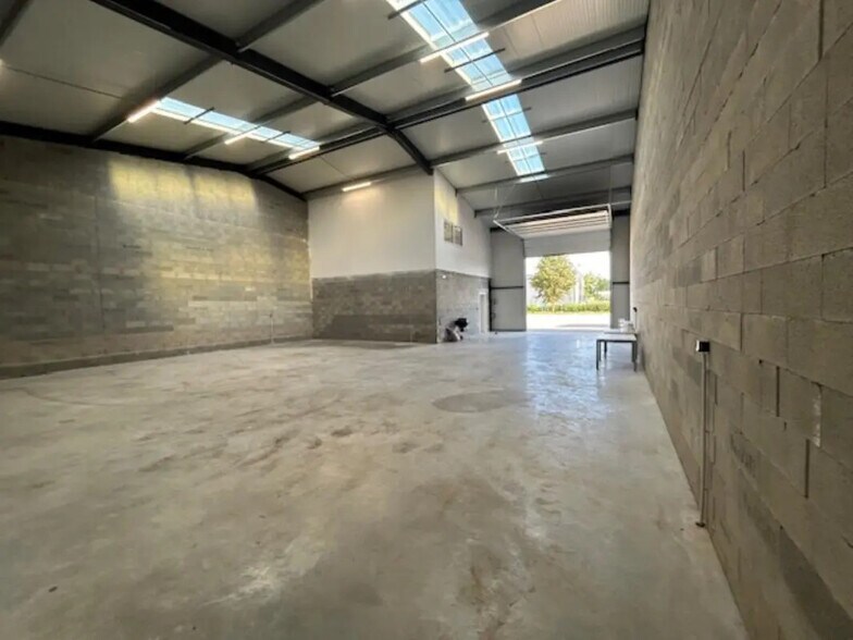 Local d’activités dans Marbeuf à louer - Photo intérieure – Image 2 sur 11