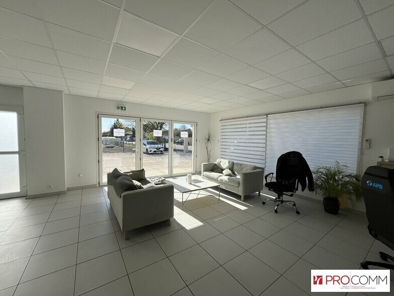 Local commercial dans Saint-Martin-de-Crau à louer - Photo intérieure – Image 3 sur 6
