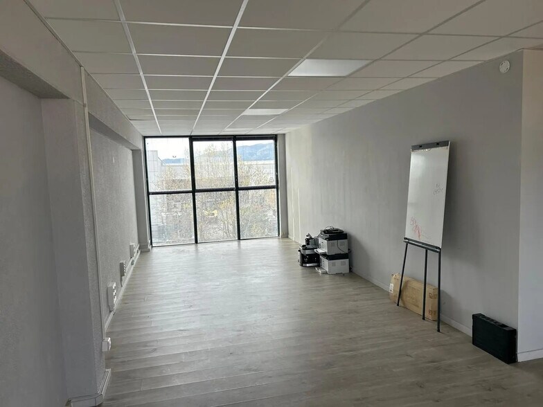 Bureau dans Aubagne à louer - Photo de l’immeuble – Image 3 sur 5