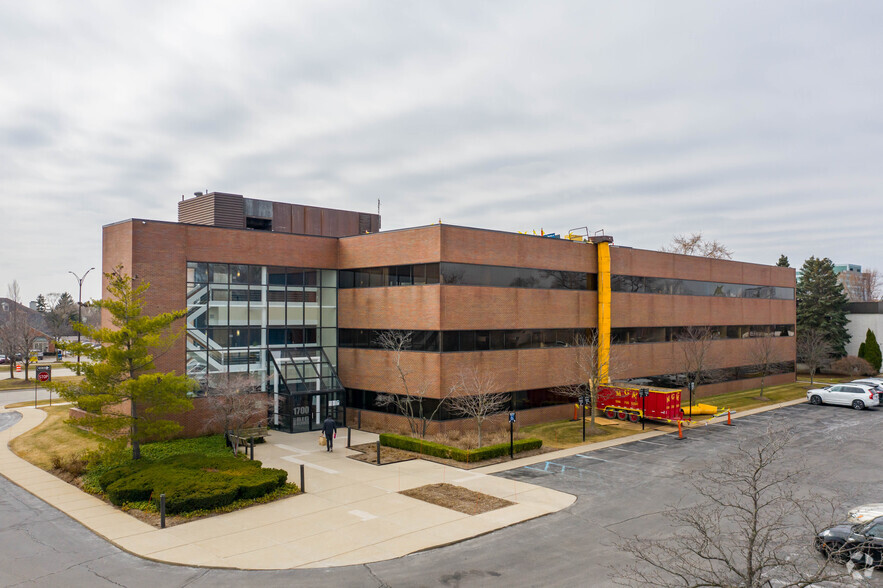 1700 W Big Beaver Rd, Troy, MI à louer - Photo de l’immeuble – Image 3 sur 7