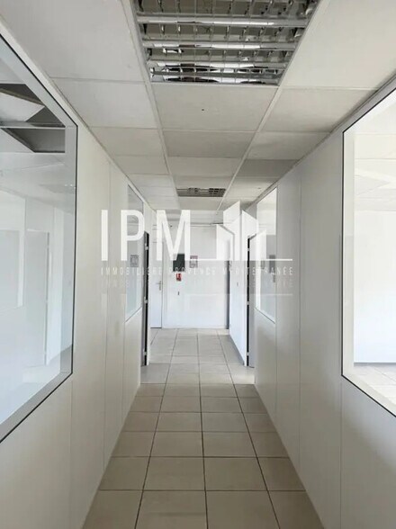 Bureau dans Martigues à louer - Photo de l’immeuble – Image 2 sur 7