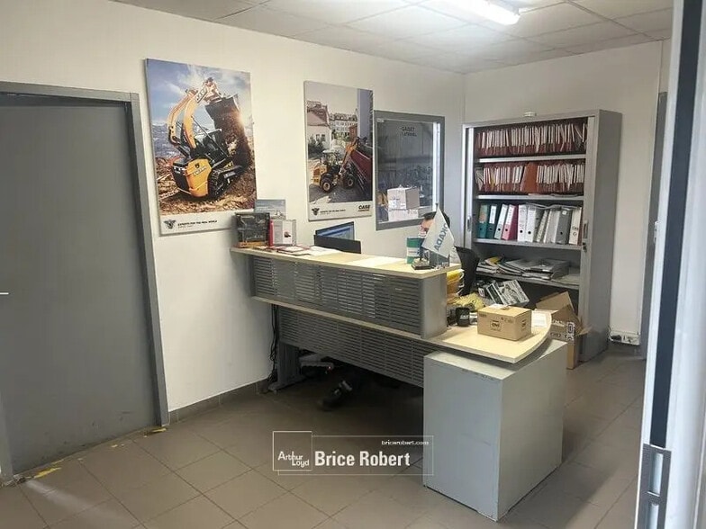 Bureau dans Saint-Bonnet-de-Mure à louer - Photo de l’immeuble – Image 2 sur 7