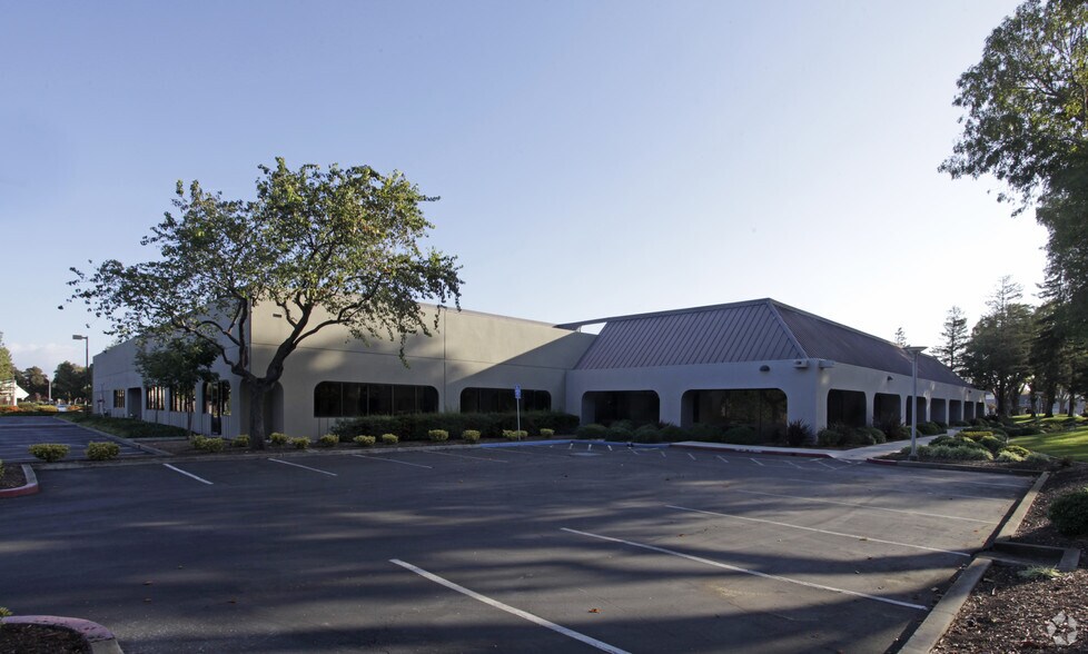 217 Humboldt Ct, Sunnyvale, CA à louer - Photo de l’immeuble – Image 2 sur 11