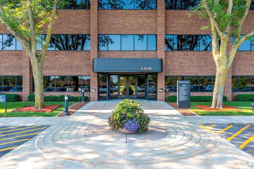 4401 Westown Pky, West Des Moines, IA à louer - Photo de l’immeuble – Image 3 sur 4