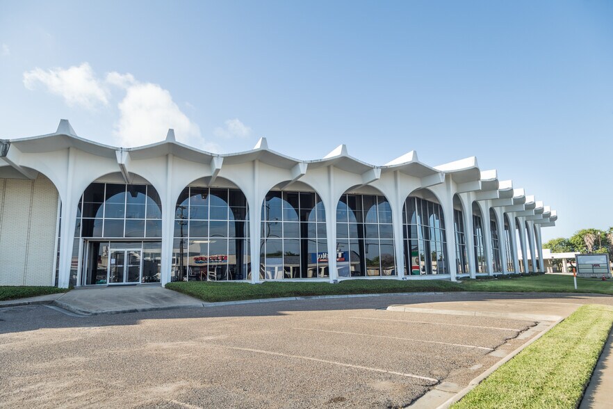 4215 S Staples St, Corpus Christi, TX à louer - Photo de l’immeuble – Image 2 sur 8