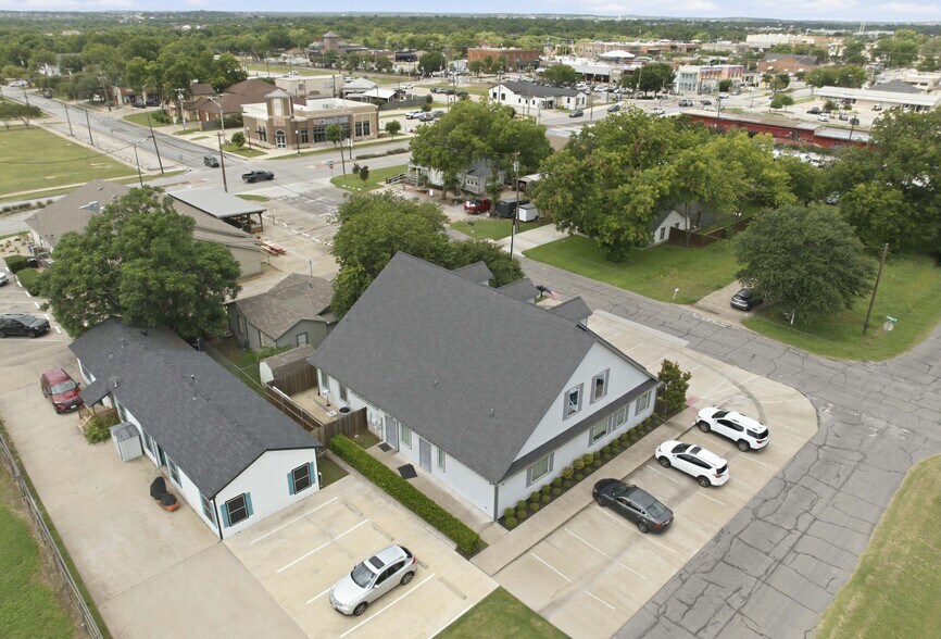 116 N Dobson St, Burleson, TX à louer - Photo de l’immeuble – Image 3 sur 5