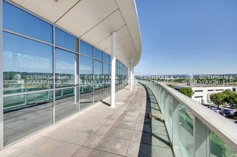 430 Rue Pierre Simon Laplace, Aix-en-Provence à louer - Photo de l’immeuble – Image 3 sur 15