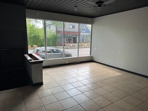 2417 S Howell Ave, Milwaukee, WI à louer Photo intérieure– Image 2 sur 3