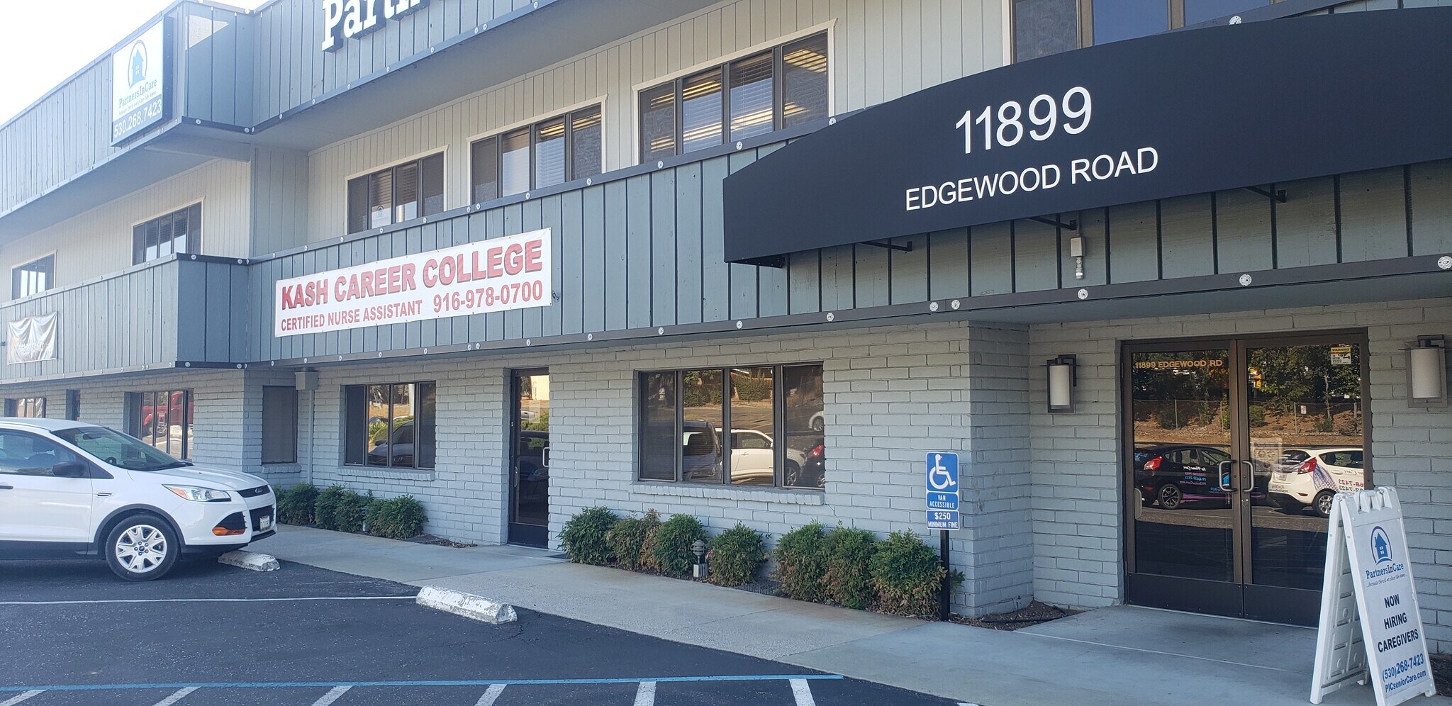 11899 Edgewood Rd, Auburn, CA à louer Photo principale– Image 1 sur 8