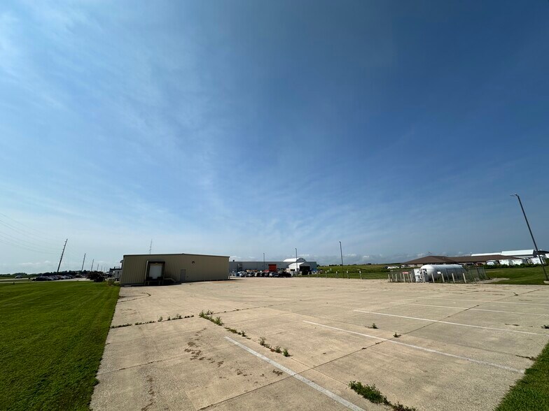 100 N Industrial Pky, West Union, IA à vendre - Photo de l’immeuble – Image 3 sur 5