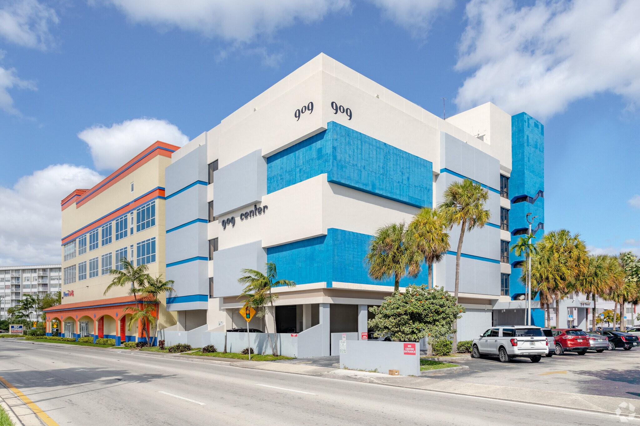 909 NE 163rd St, North Miami Beach, FL à vendre Photo principale– Image 1 sur 25