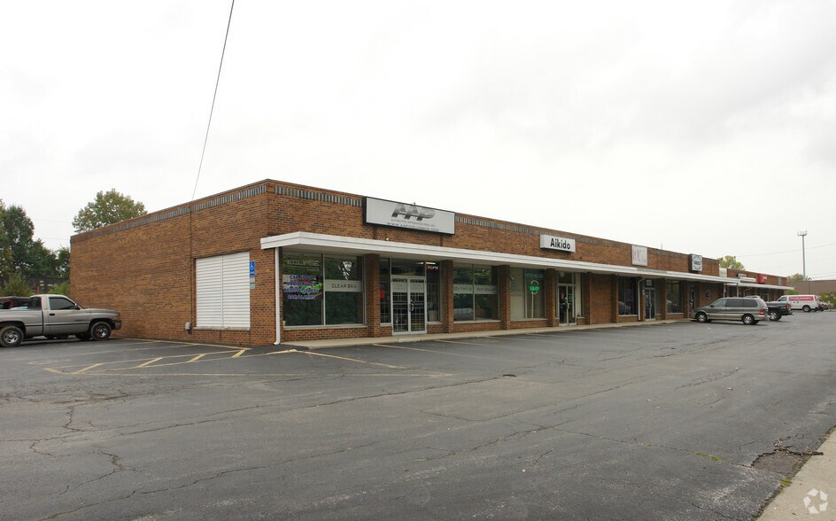 4544-4568 Indianola Ave, Columbus, OH à louer - Photo de l’immeuble – Image 2 sur 3