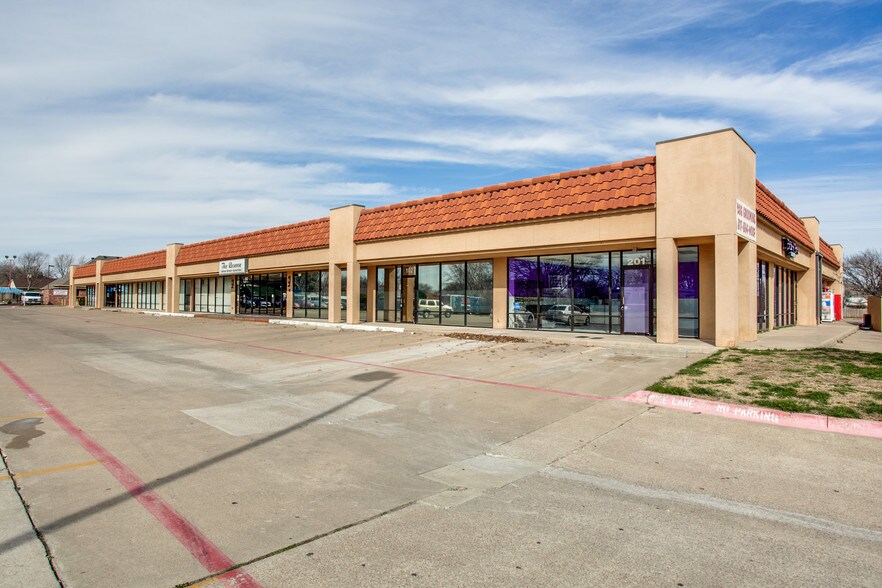 101 W Glade Rd, Euless, TX à louer - Photo de l’immeuble – Image 3 sur 14
