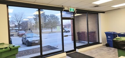 2825-2885 Lauzon Pky, Windsor, ON à louer Photo intérieure– Image 2 sur 5