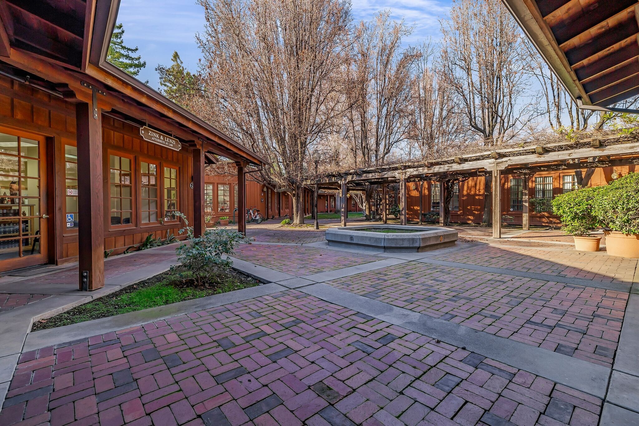 250 Vallombrosa Ave, Chico, CA à louer Photo de l’immeuble– Image 1 sur 8