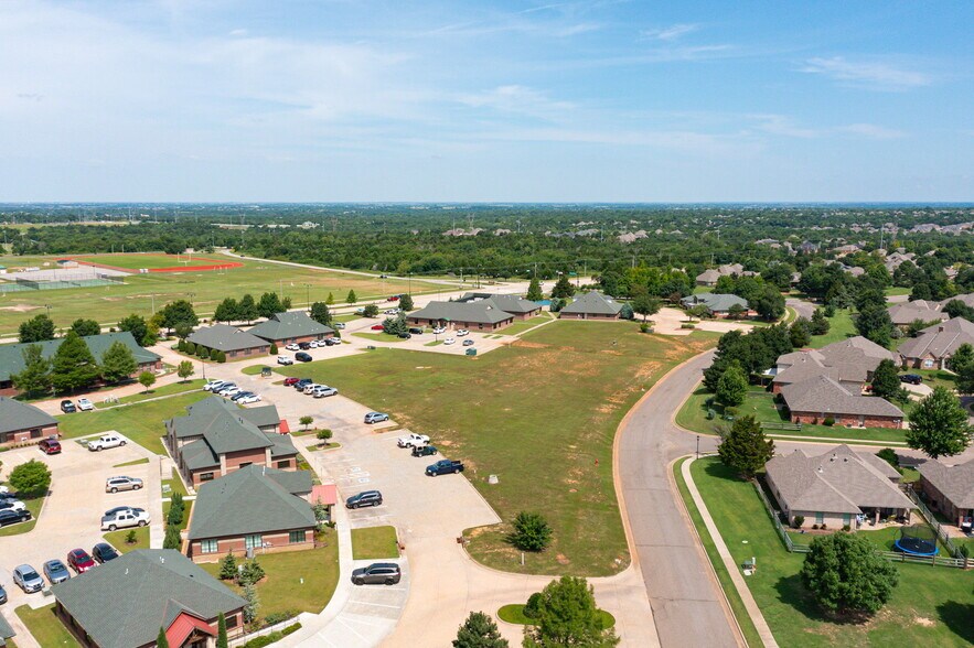 2868 N Kelly Ave, Edmond, OK à vendre - Aérien – Image 2 sur 12