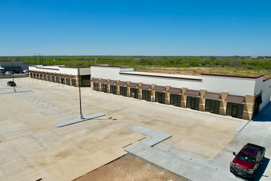 901 Palmer Ln, Pleasanton, TX à louer - Photo de l’immeuble – Image 3 sur 5