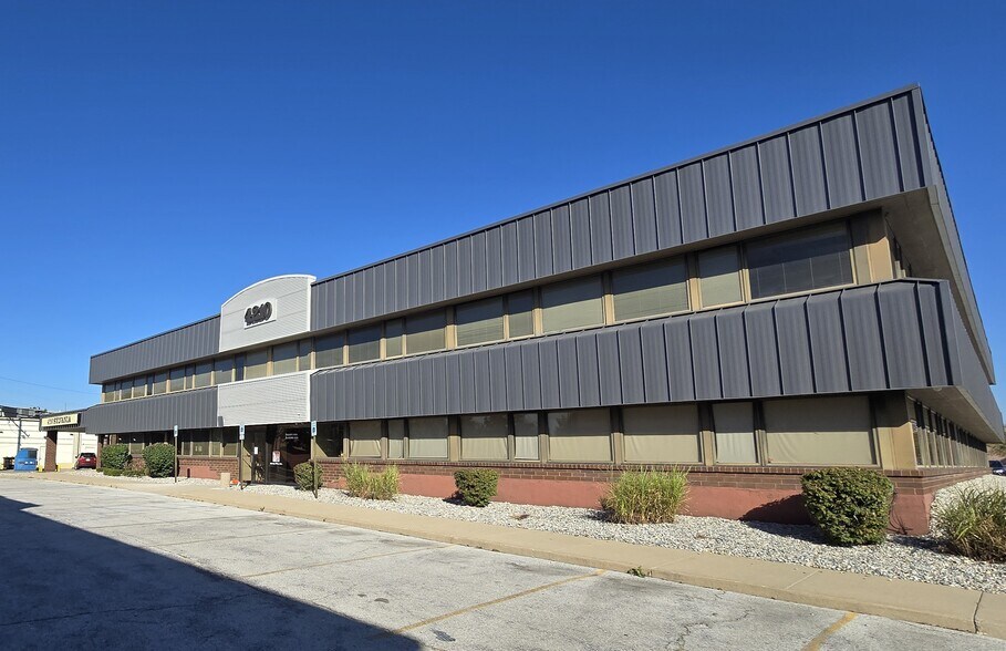 4210 Sylvania Ave, Toledo, OH à louer - Photo de l’immeuble – Image 2 sur 7