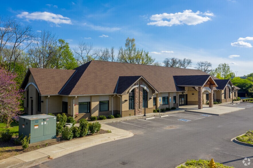 242 Indian Lake Blvd, Hendersonville, TN à louer - Photo principale – Image 1 sur 16