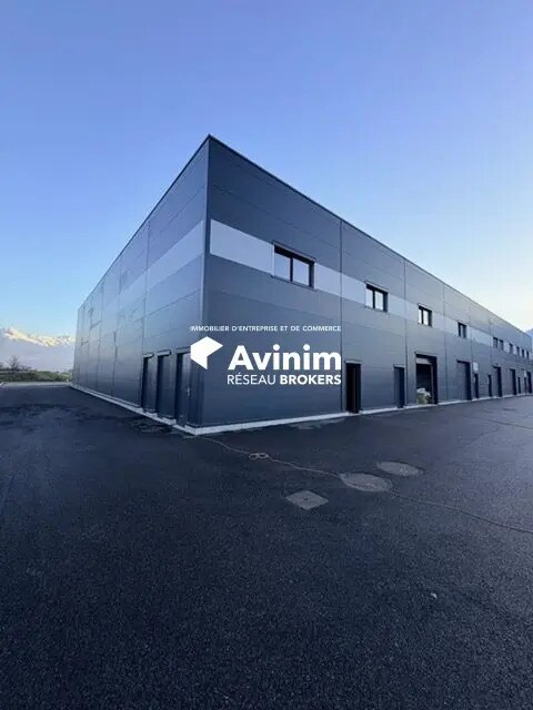 Industriel/Logistique dans Porte-de-Savoie à vendre Photo de l’immeuble– Image 1 sur 4
