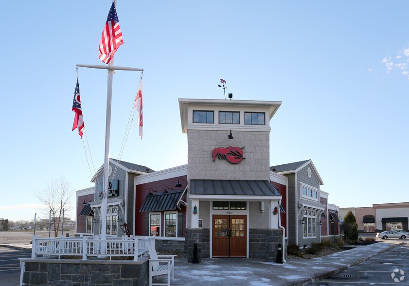 25615 Brookpark Rd, North Olmsted, OH à vendre - Photo principale – Image 2 sur 3