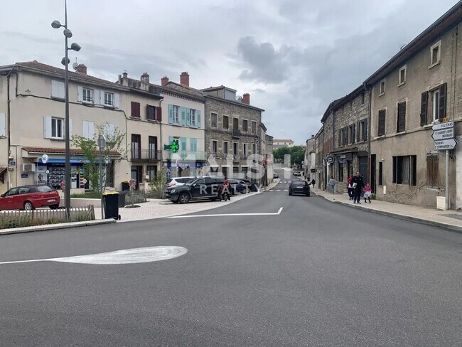 Plus de détails pour 3 Place Du 11 Novembre 1918, Soucieu-en-Jarrest - Local commercial à vendre