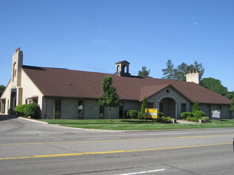 11250-11300 E 13 Mile Rd, Warren, MI à louer - Photo de l’immeuble – Image 1 sur 1