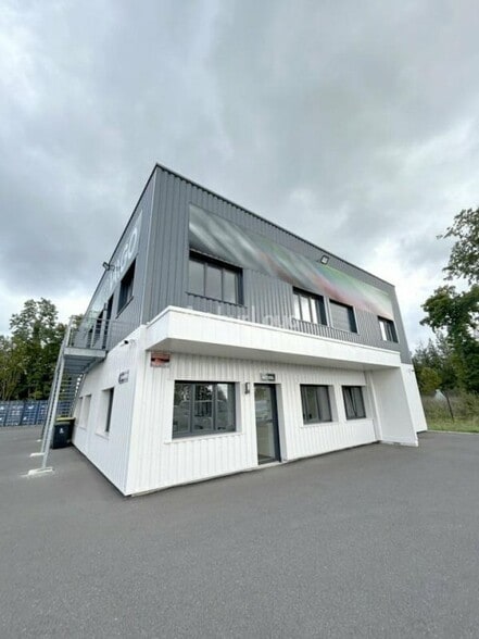 Bureau dans Bois-de-Haye à louer - Photo de l’immeuble – Image 2 sur 13