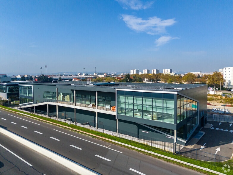 Local commercial dans Vénissieux à louer - Photo principale – Image 1 sur 3