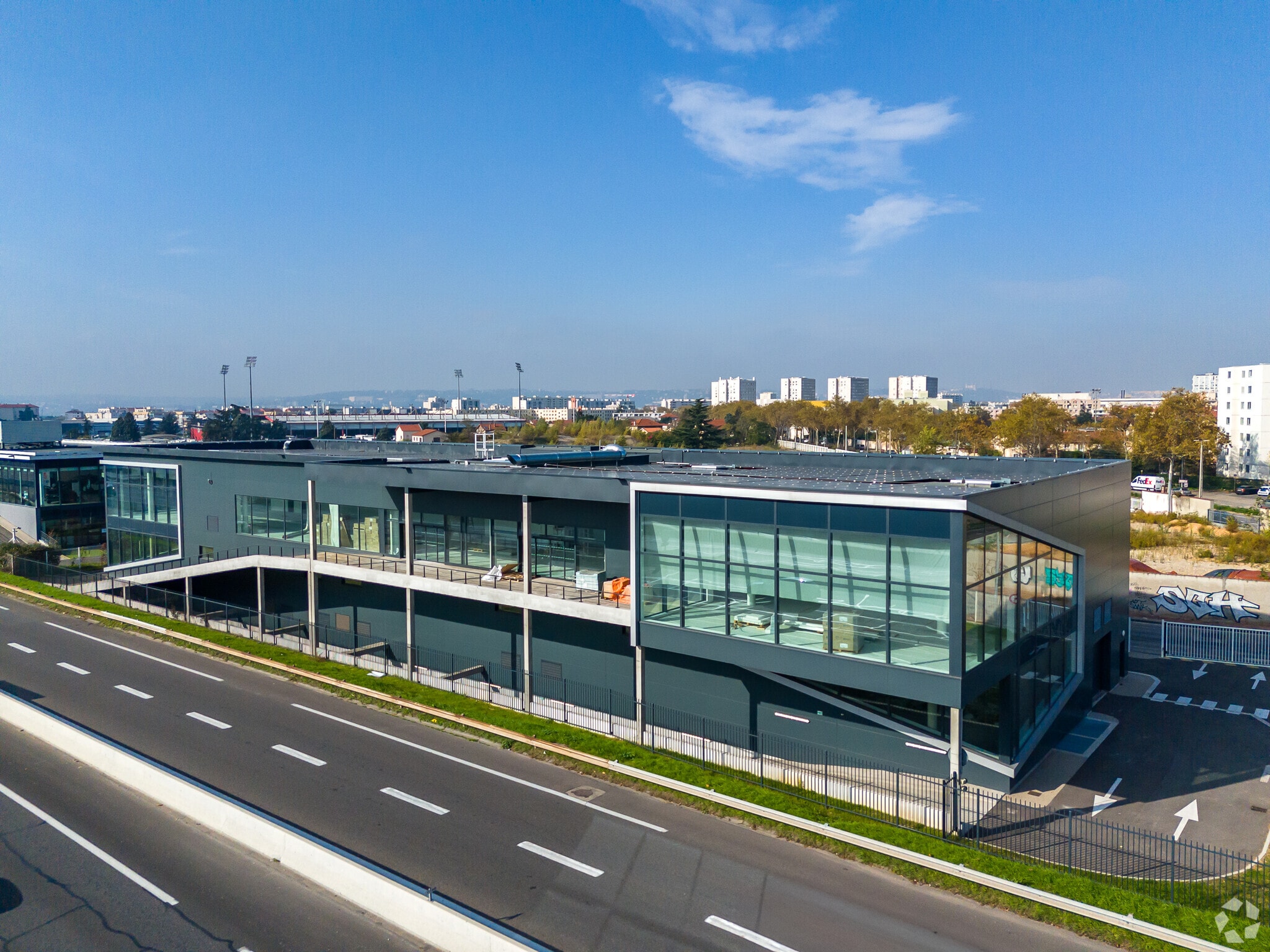 Local commercial dans Vénissieux à louer Photo principale– Image 1 sur 4