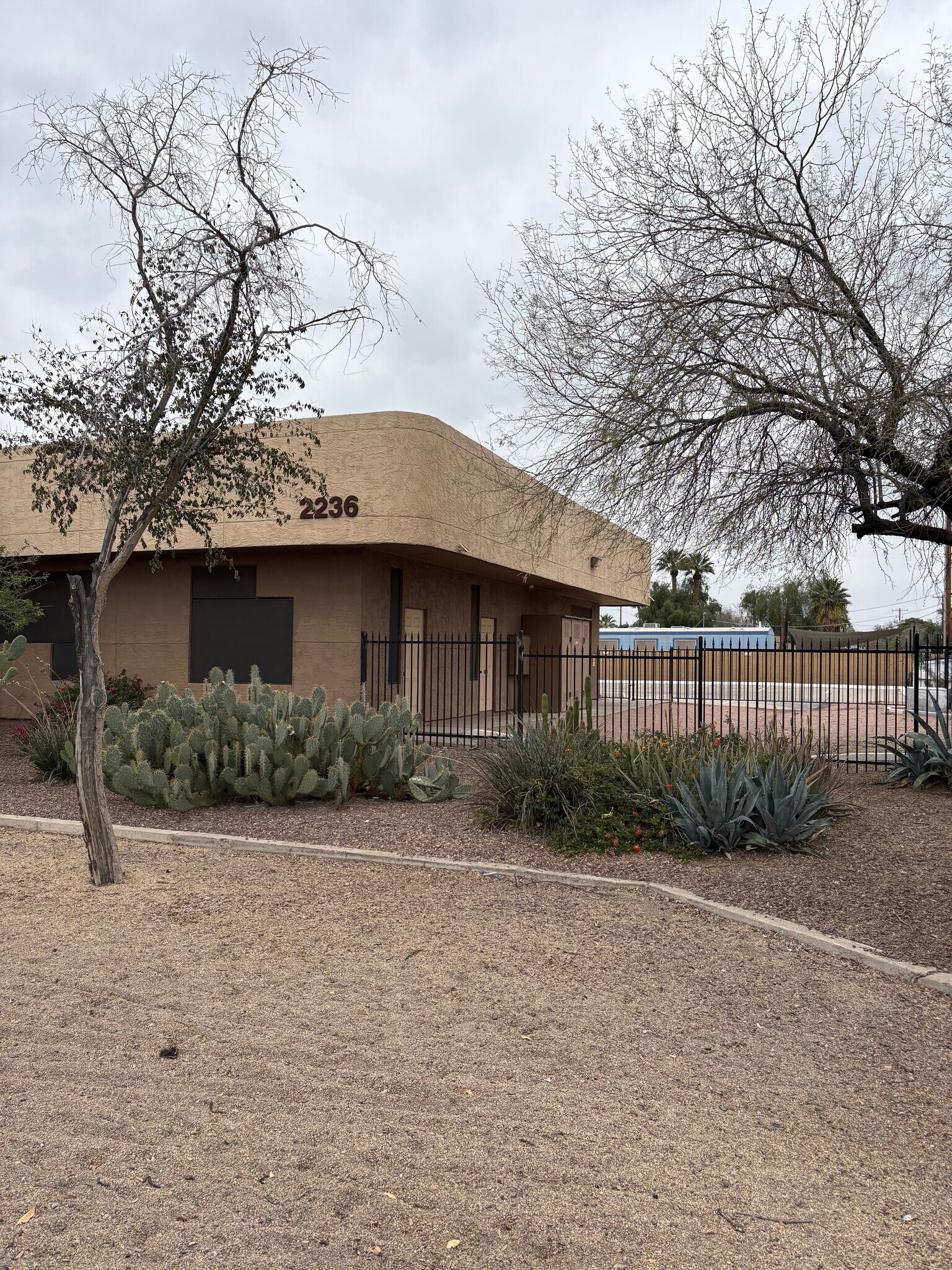 2236 W Bethany Home Rd, Phoenix, AZ à louer Photo principale– Image 1 sur 9