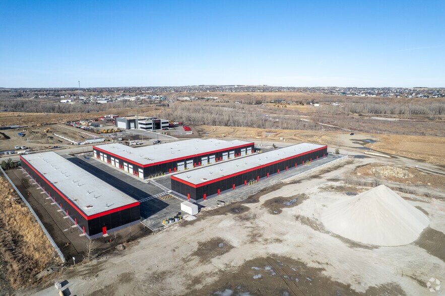 40 Southbank Cres, Okotoks, AB à vendre - Aérien – Image 3 sur 3