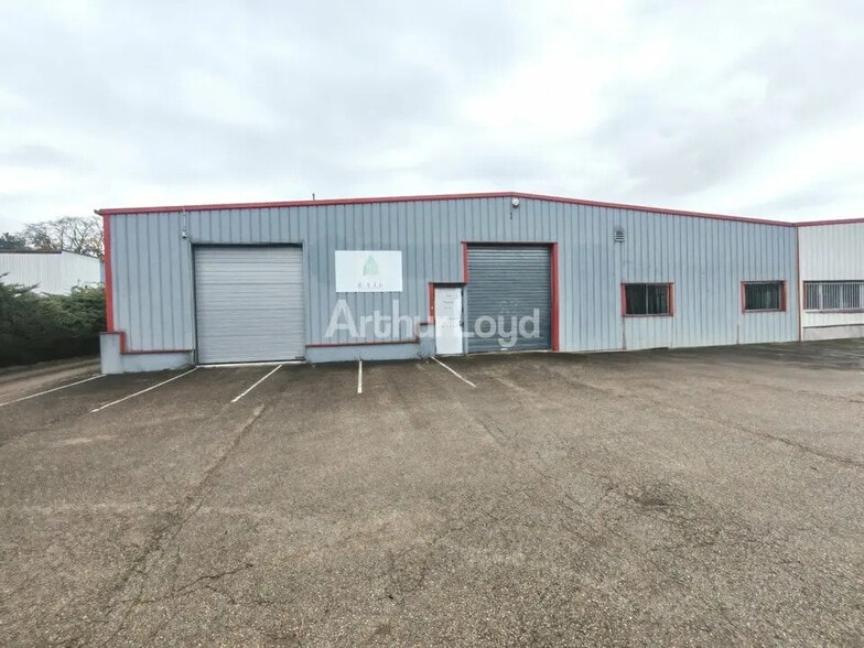 Local d’activités dans Saint-Martin-sur-le-Pré à louer - Photo de l’immeuble – Image 1 sur 10