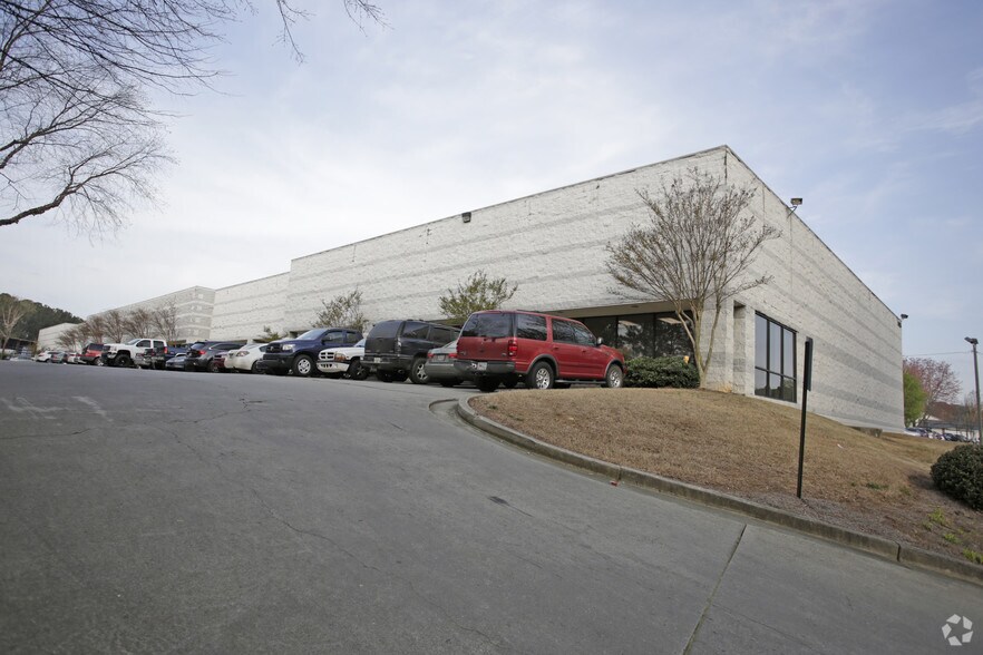 2255 Button Gwinnett Dr, Atlanta, GA à louer - Photo de l’immeuble – Image 1 sur 13