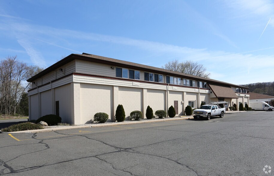 21 Cooke St, Plainville, CT à louer - Photo de l’immeuble – Image 3 sur 4
