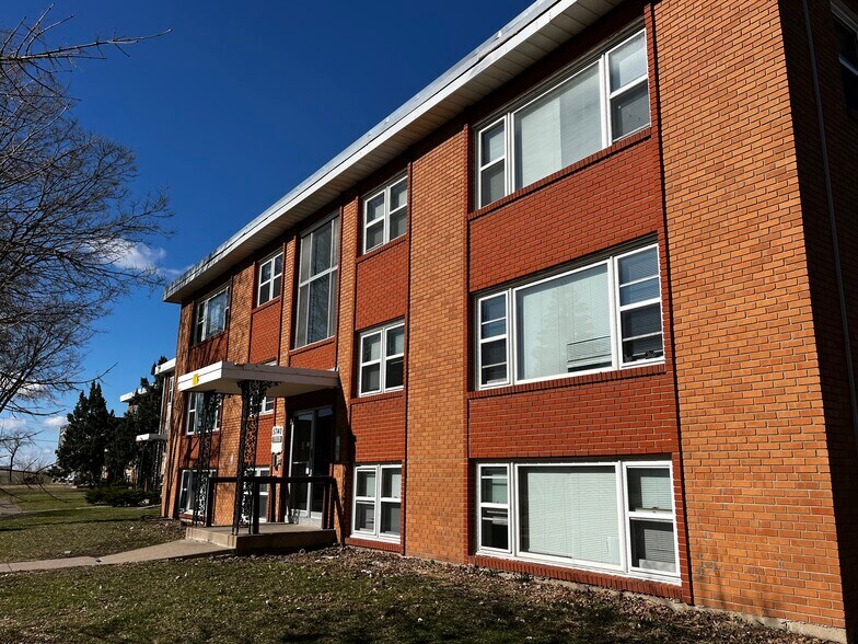 5740 Sander Dr, Minneapolis, MN à vendre - Photo de l’immeuble – Image 3 sur 42